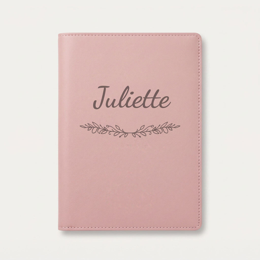 Protège carnet de santé personnalisé Juliette — Rose dragée — prénom « Juliette » gravé, ornement Guirlande