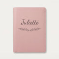 Protège carnet de santé personnalisé Juliette — Rose dragée — prénom « Juliette » gravé, ornement Guirlande