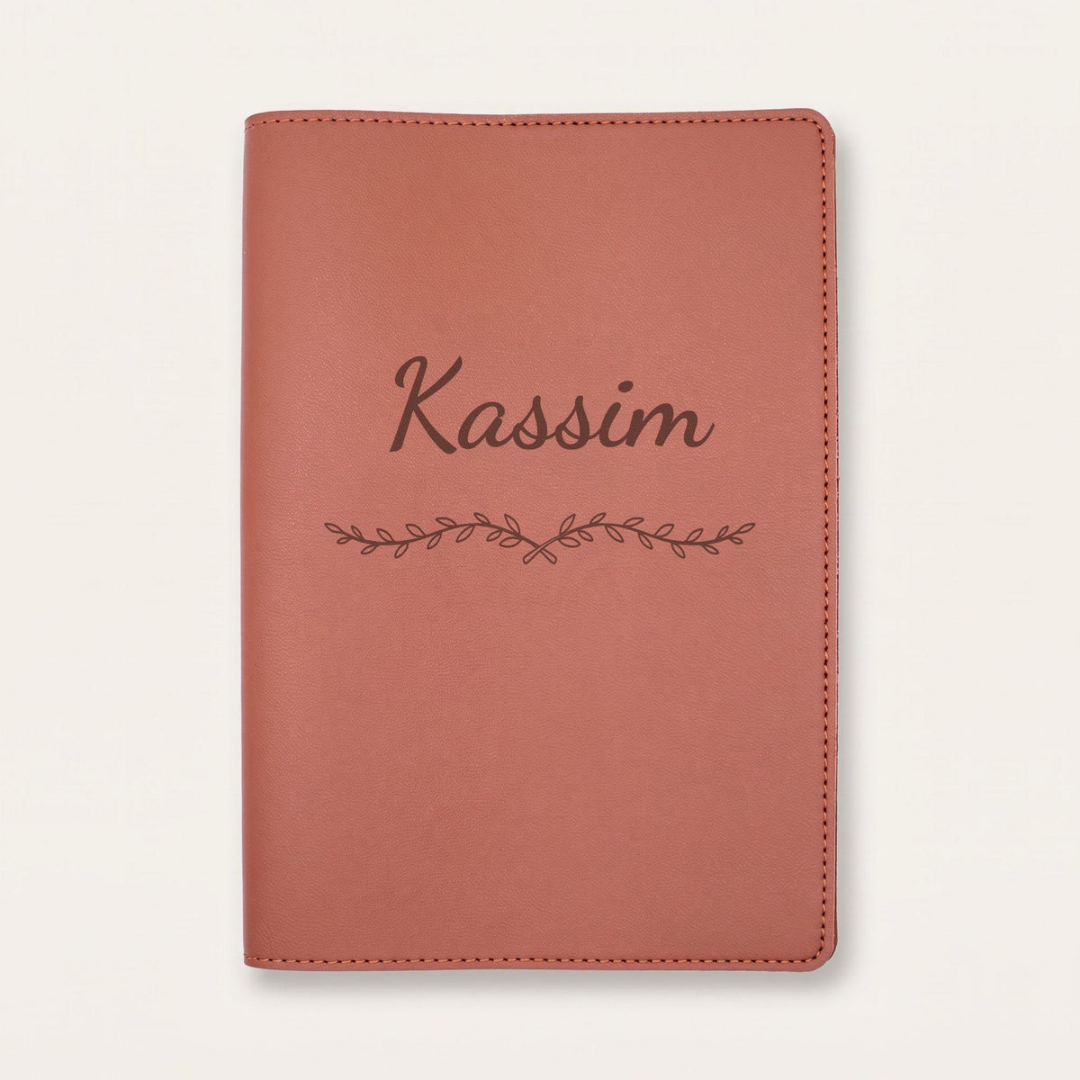 Protège carnet de santé personnalisé Kassim — Chocolat — prénom « Kassim » gravé, ornement Liane