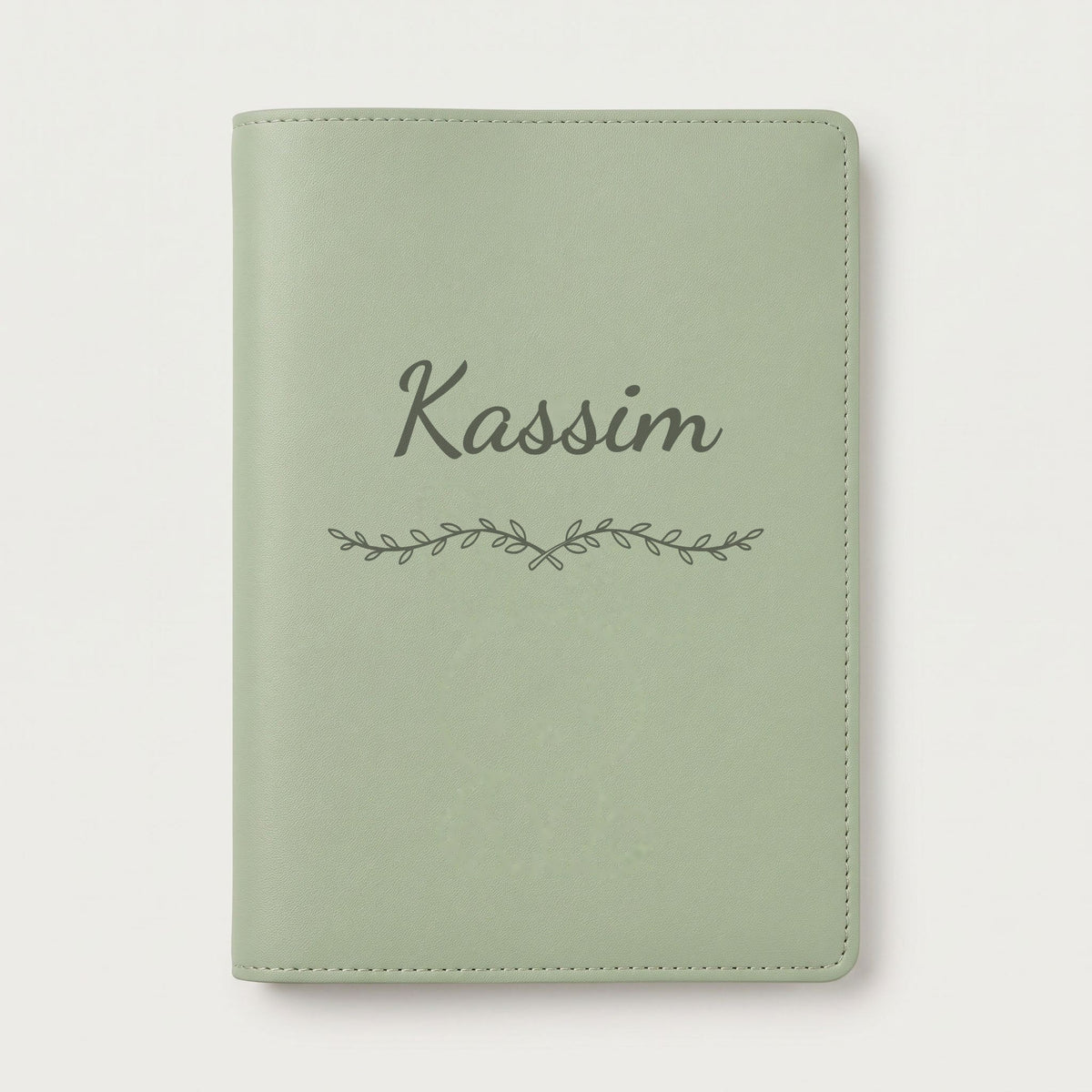 Protège carnet de santé personnalisé Kassim — Vert sauge — prénom « Kassim » gravé, ornement Liane