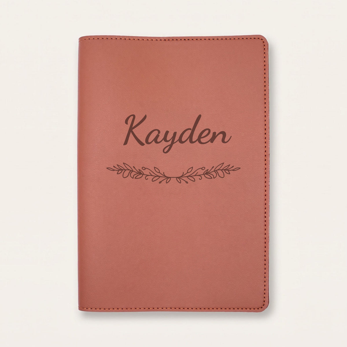 Protège carnet de santé personnalisé Kayden — Chocolat — prénom « Kayden » gravé, ornement Guirlande