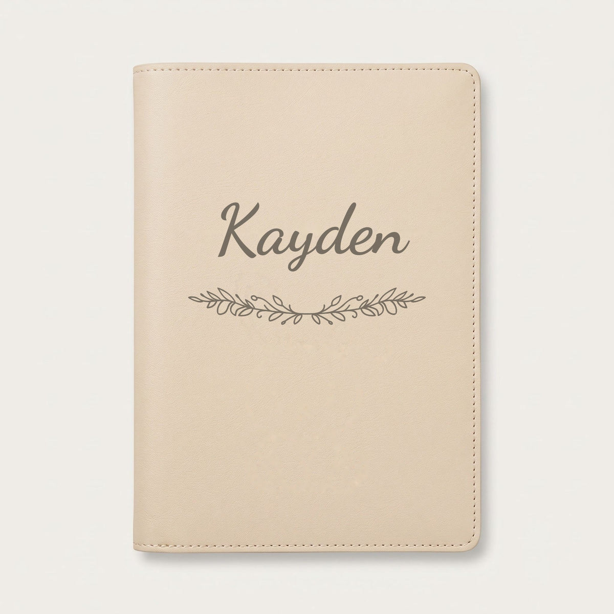 Protège carnet de santé personnalisé Kayden — Crème vanille — prénom « Kayden » gravé, ornement Guirlande