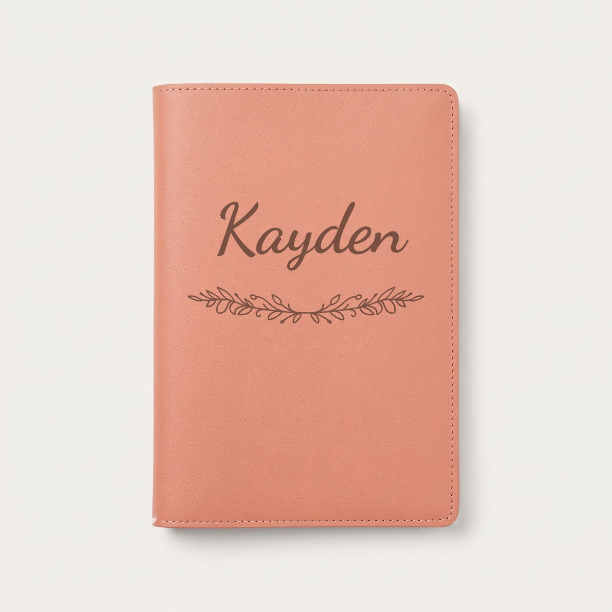 Protège carnet de santé personnalisé Kayden — Terracotta — prénom « Kayden » gravé, ornement Guirlande