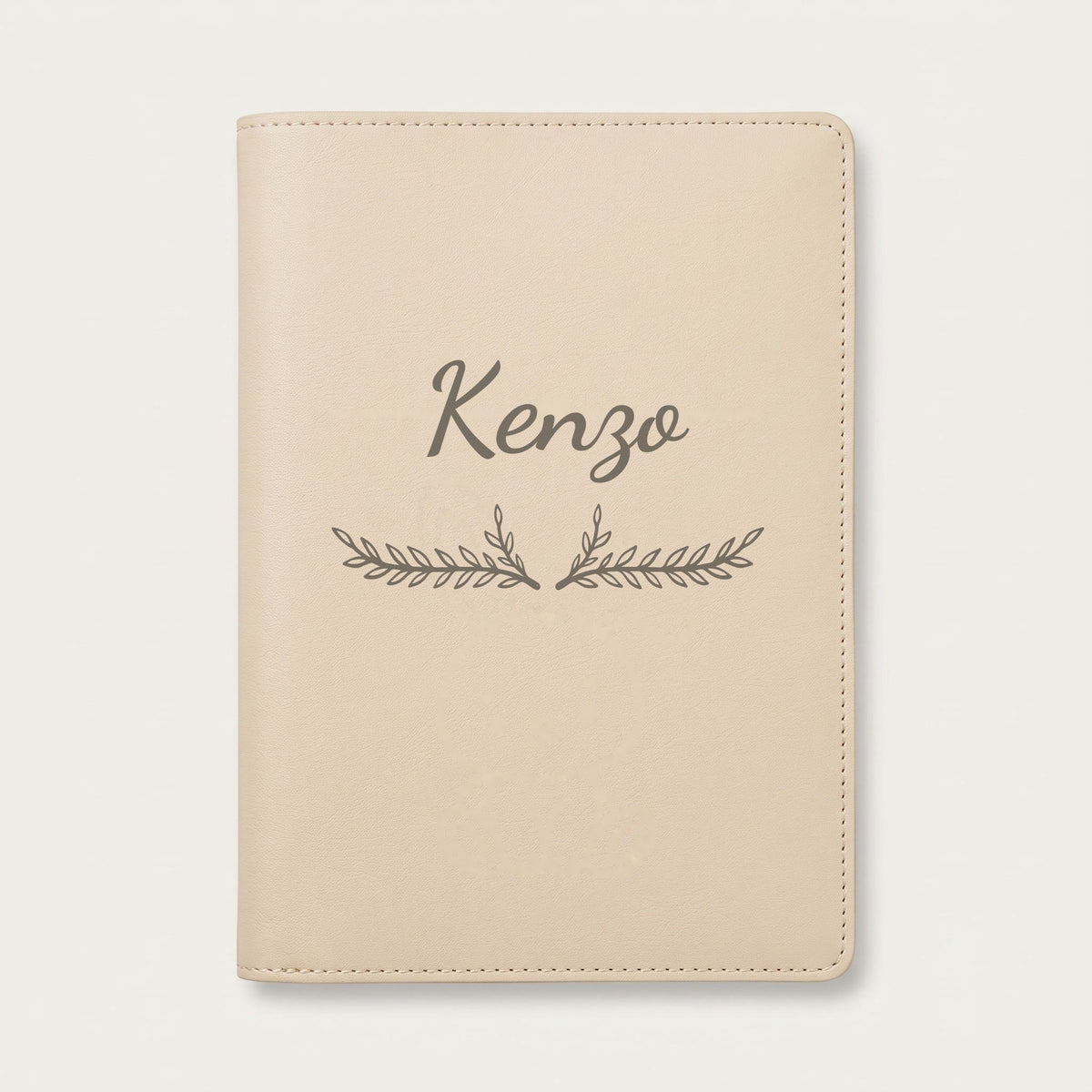 Protège carnet de santé personnalisé Kenzo — Crème vanille — prénom « Kenzo » gravé, ornement Bouquet