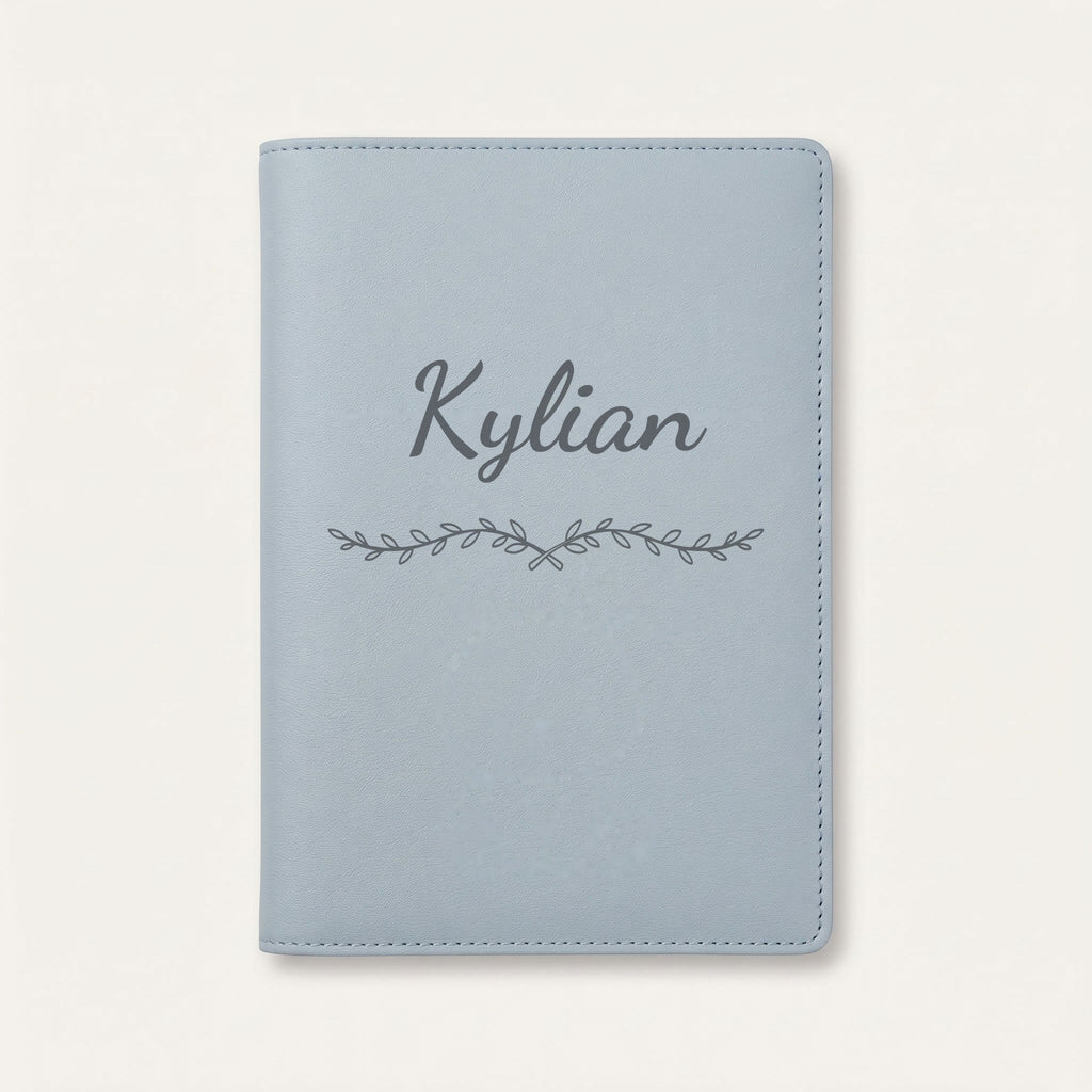 Protège carnet de santé personnalisé Kylian — Bleu nuage — prénom « Kylian » gravé, ornement Liane