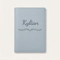 Protège carnet de santé personnalisé Kylian — Bleu nuage — prénom « Kylian » gravé, ornement Liane