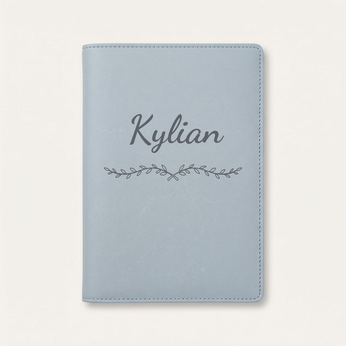 Protège carnet de santé personnalisé Kylian — Bleu nuage — prénom « Kylian » gravé, ornement Liane