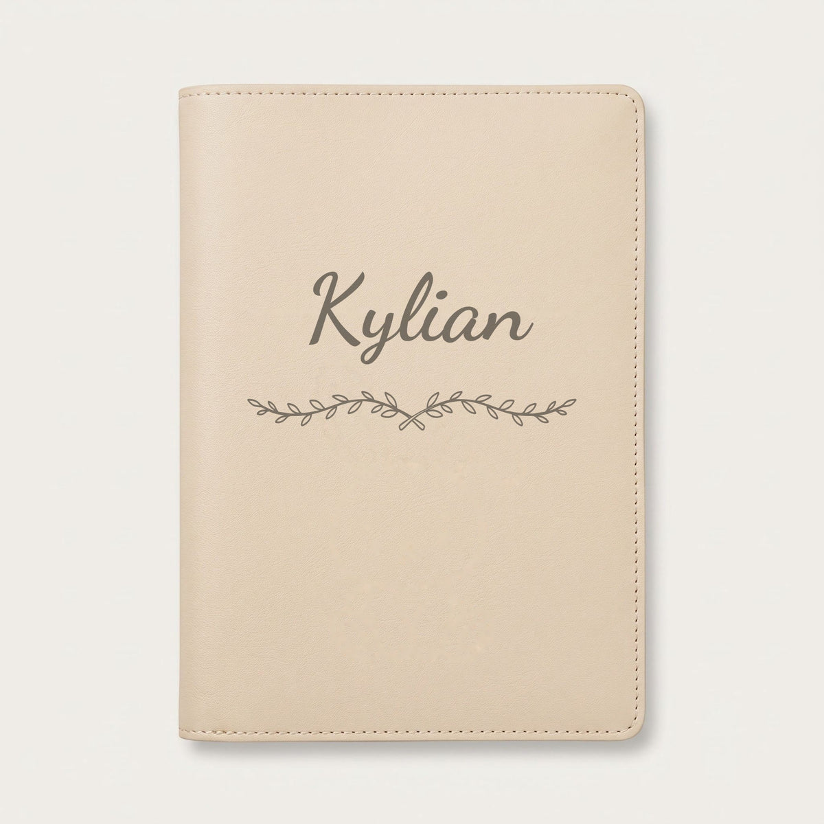 Protège carnet de santé personnalisé Kylian — Crème vanille — prénom « Kylian » gravé, ornement Liane