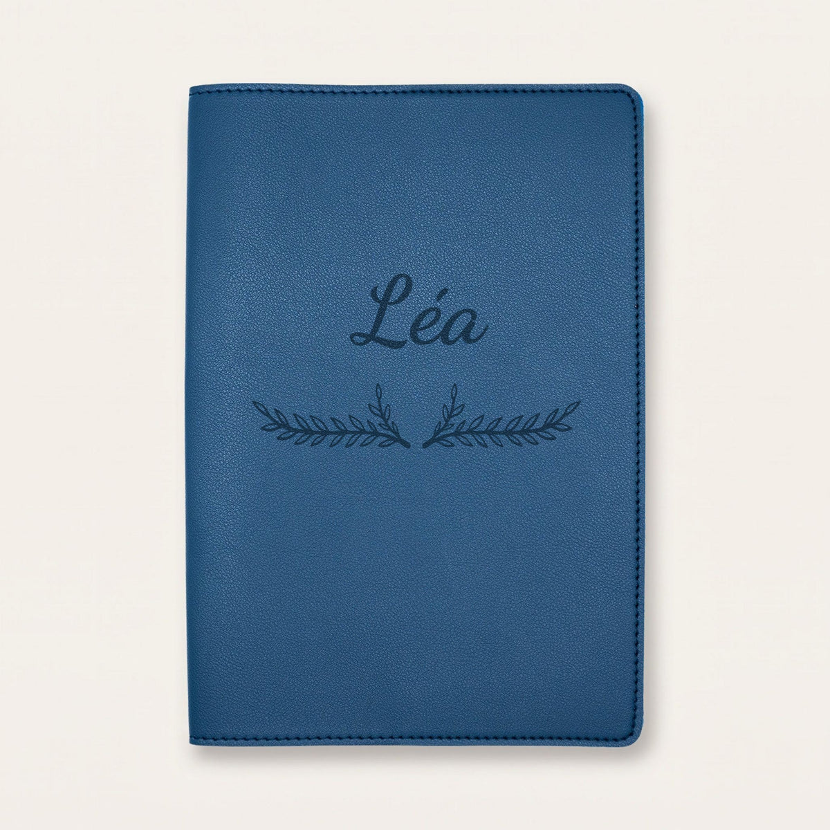 Protège carnet de santé personnalisé Léa — Bleu nuit — prénom « Léa » gravé, ornement Bouquet