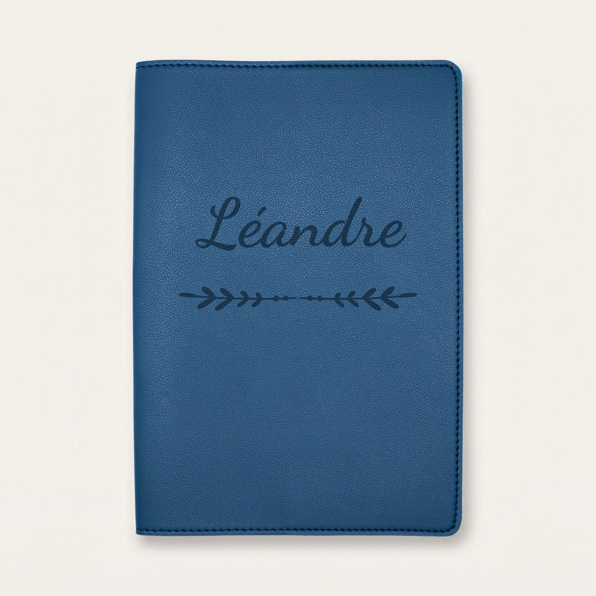 Protège carnet de santé personnalisé Léandre — Bleu nuit — prénom « Léandre » gravé, ornement Flèche