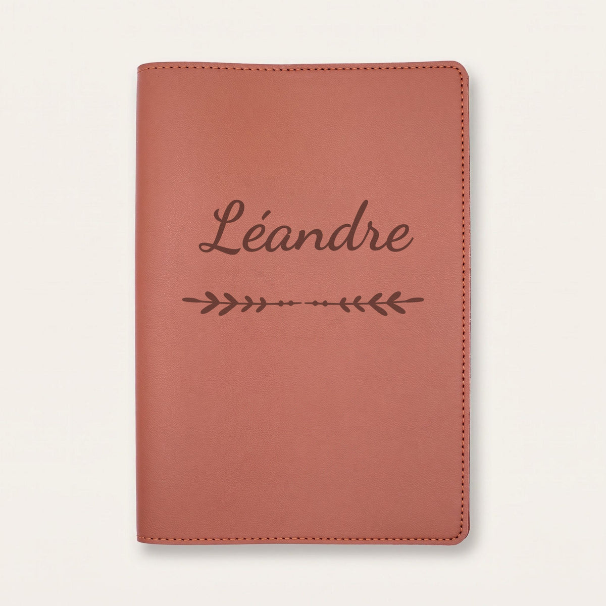 Protège carnet de santé personnalisé Léandre — Chocolat — prénom « Léandre » gravé, ornement Flèche
