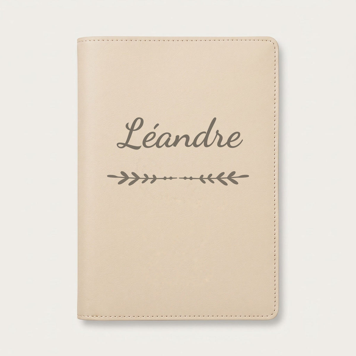 Protège carnet de santé personnalisé Léandre — Crème vanille — prénom « Léandre » gravé, ornement Flèche