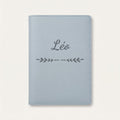 Protège carnet de santé personnalisé Léo — Bleu nuage — prénom « Léo » gravé, ornement Flèche