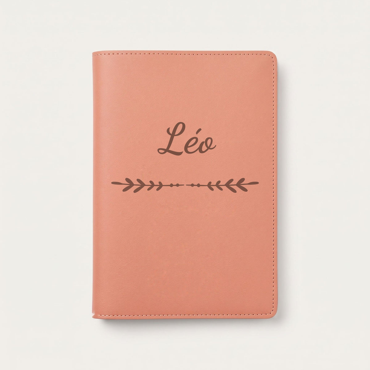 Protège carnet de santé personnalisé Léo — Terracotta — prénom « Léo » gravé, ornement Flèche