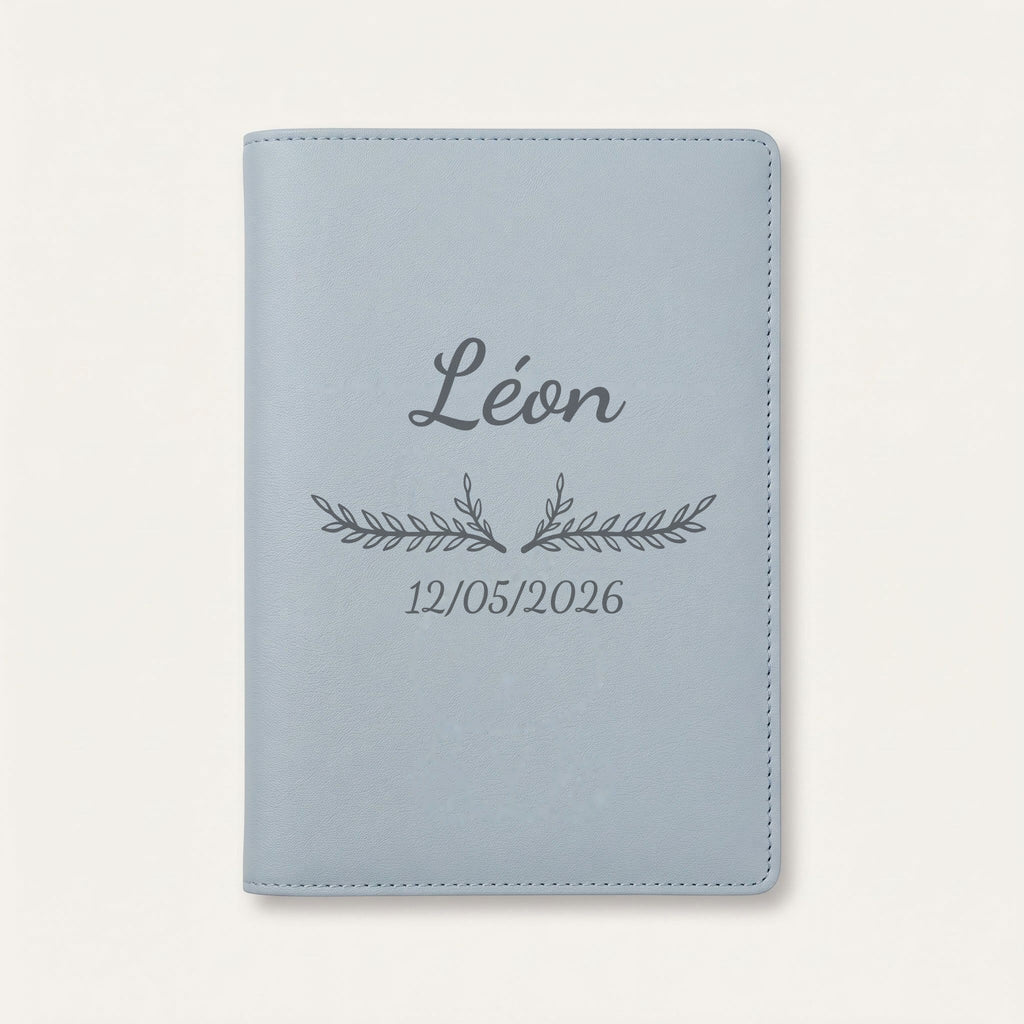 Protège carnet de santé personnalisé Léon — Bleu nuage — prénom « Léon », ornement Bouquet et date de naissance « 12/05/2026 » gravés