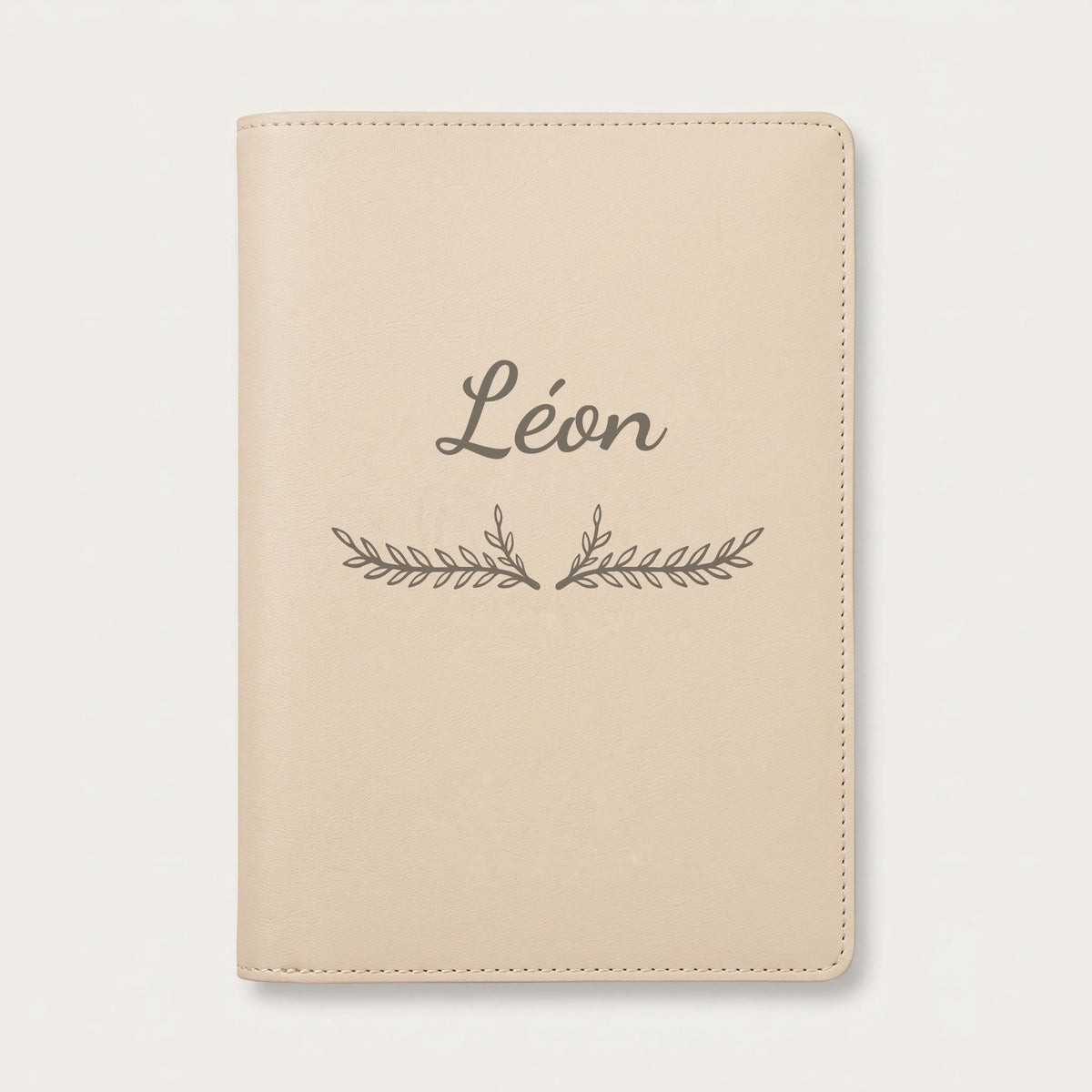 Protège carnet de santé personnalisé Léon — Crème vanille — prénom « Léon » gravé, ornement Bouquet