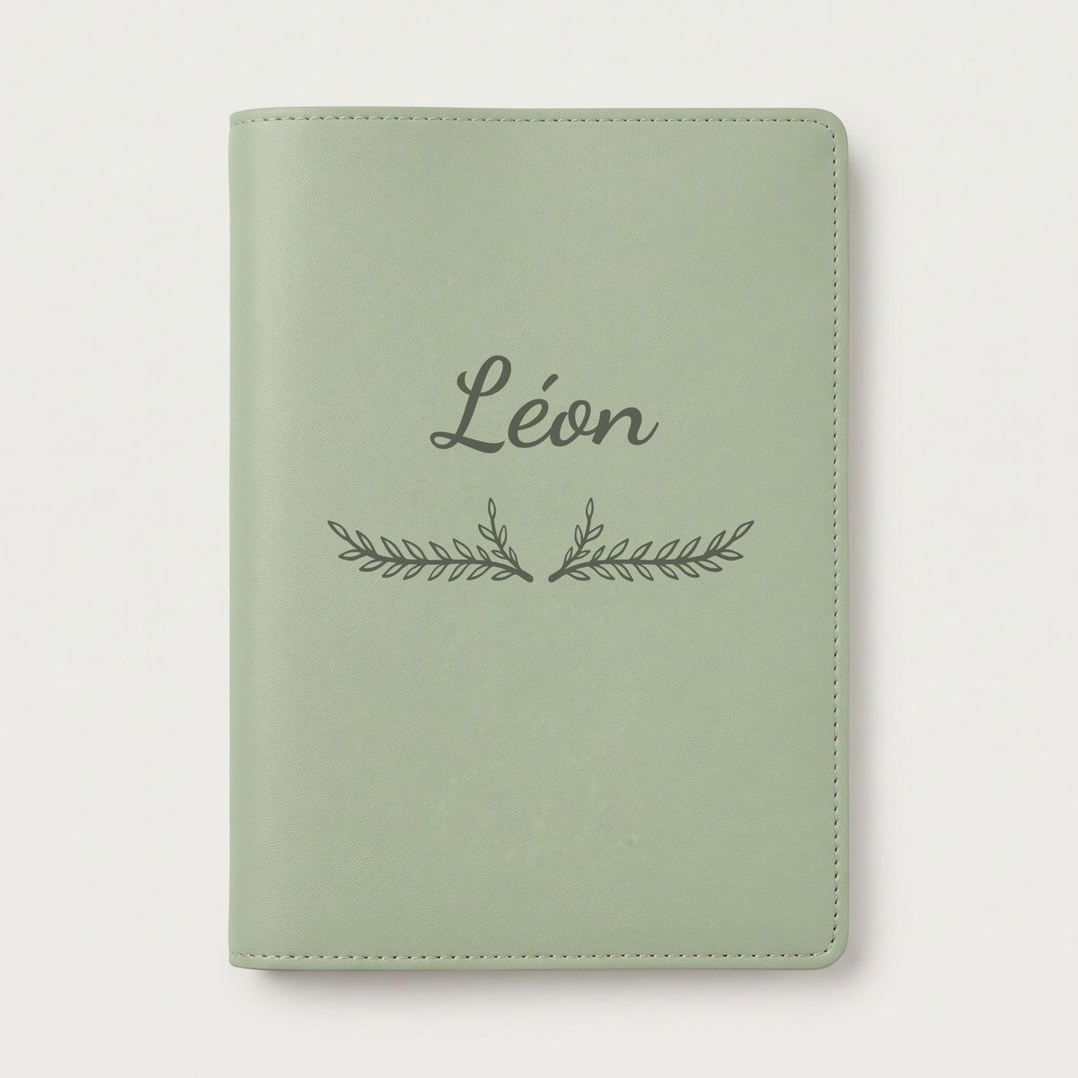 Protège carnet de santé personnalisé Léon — Vert sauge — prénom « Léon » gravé, ornement Bouquet