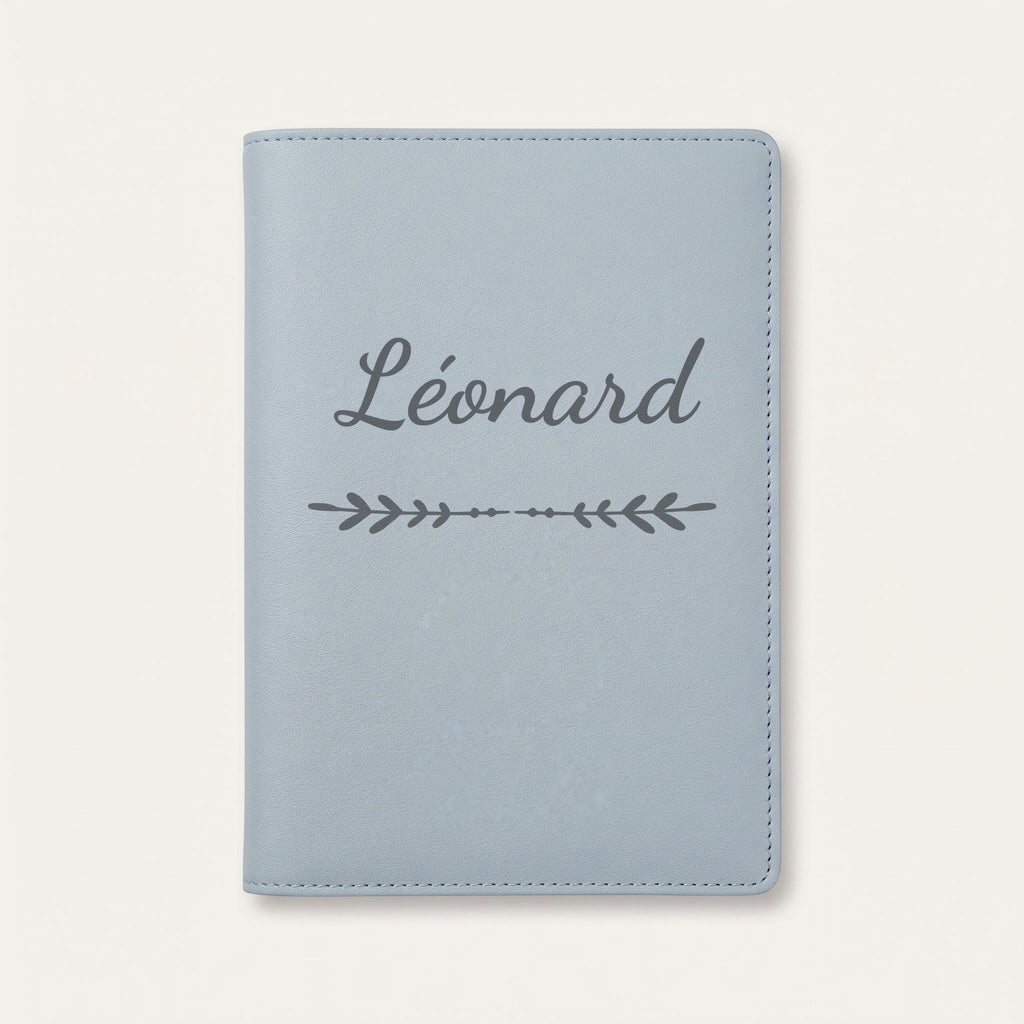 Protège carnet de santé personnalisé Léonard — Bleu nuage — prénom « Léonard » gravé, ornement Flèche