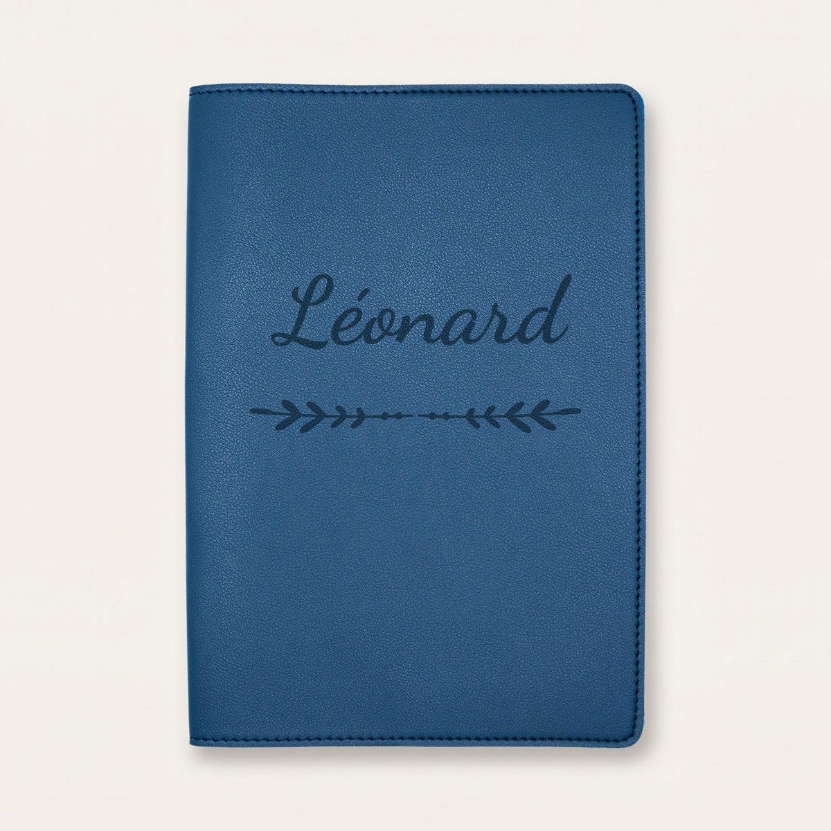 Protège carnet de santé personnalisé Léonard — Bleu nuit — prénom « Léonard » gravé, ornement Flèche