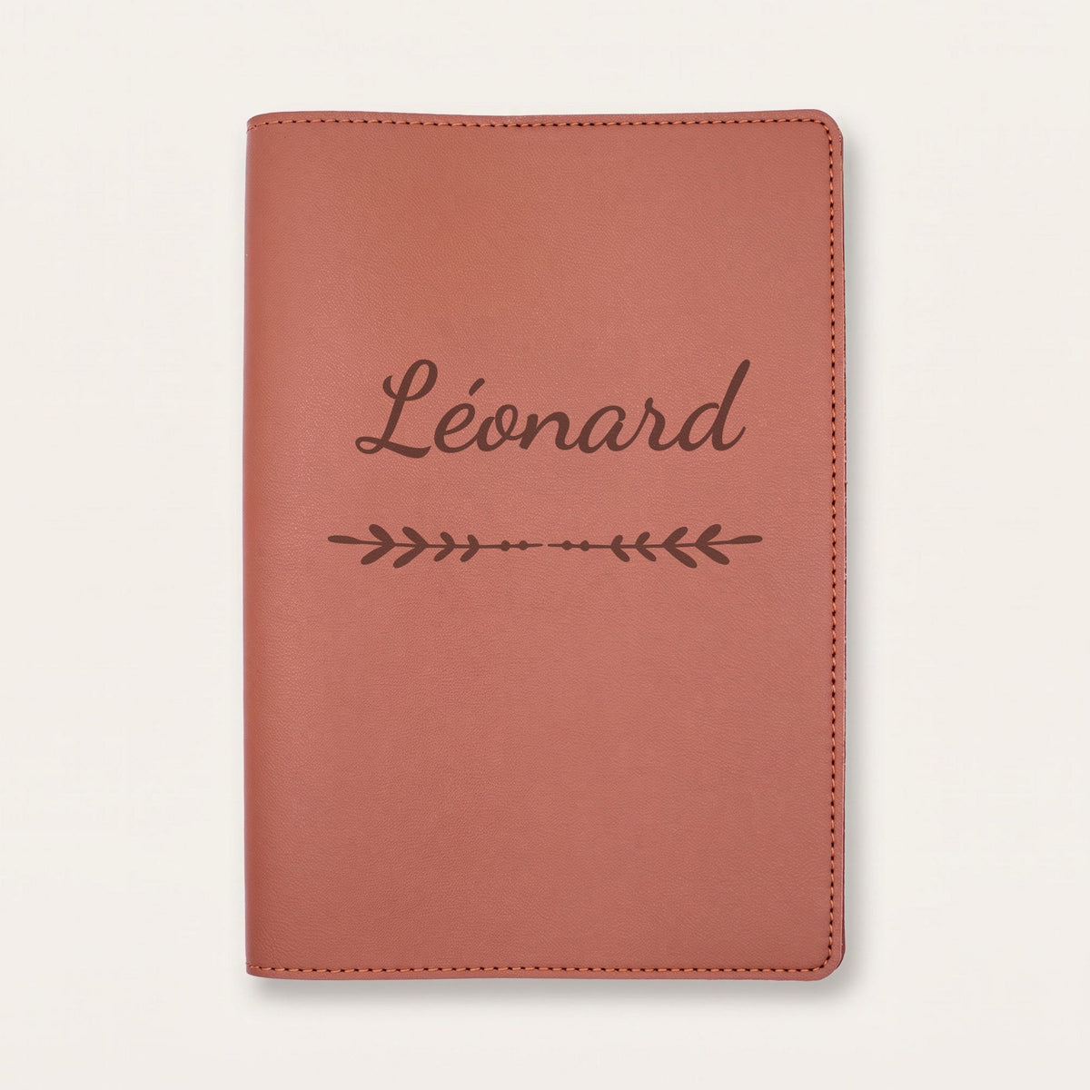 Protège carnet de santé personnalisé Léonard — Chocolat — prénom « Léonard » gravé, ornement Flèche