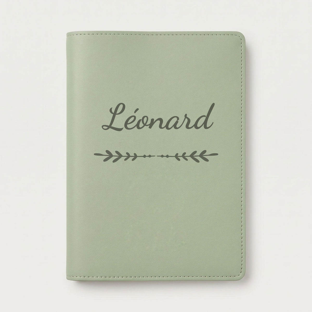 Protège carnet de santé personnalisé Léonard — Vert sauge — prénom « Léonard » gravé, ornement Flèche