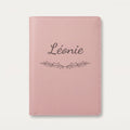 Protège carnet de santé personnalisé Léonie — Rose dragée — prénom « Léonie » gravé, ornement Guirlande