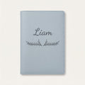 Protège carnet de santé personnalisé Liam — Bleu nuage — prénom « Liam » gravé, ornement Bouquet