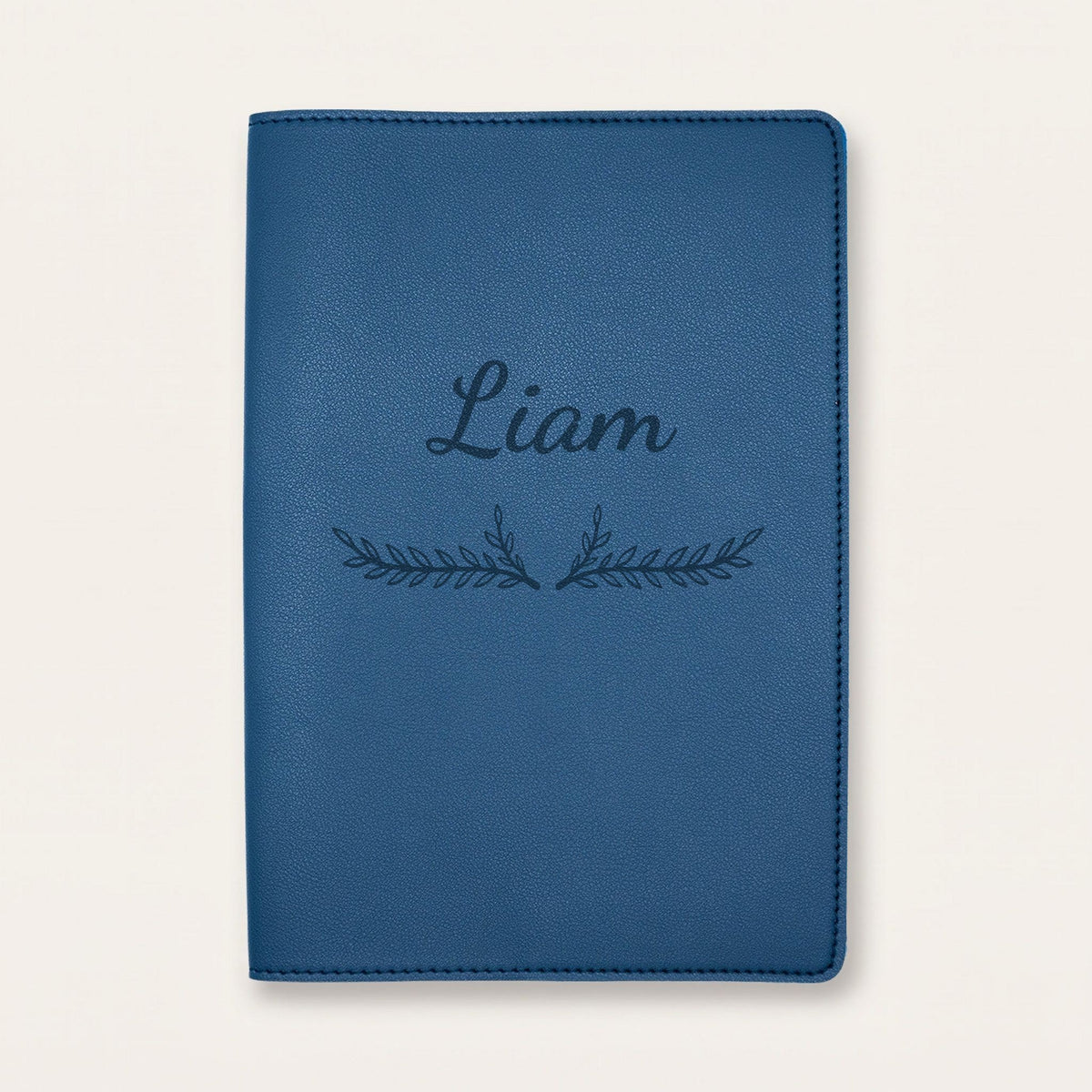 Protège carnet de santé personnalisé Liam — Bleu nuit — prénom « Liam » gravé, ornement Bouquet