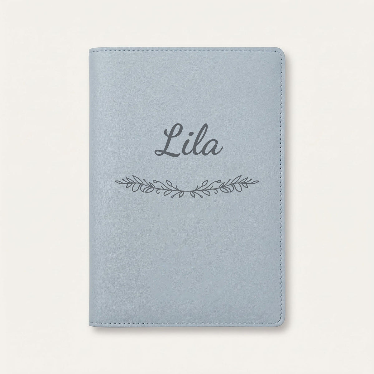 Protège carnet de santé personnalisé Lila — Bleu nuage — prénom « Lila » gravé, ornement Guirlande
