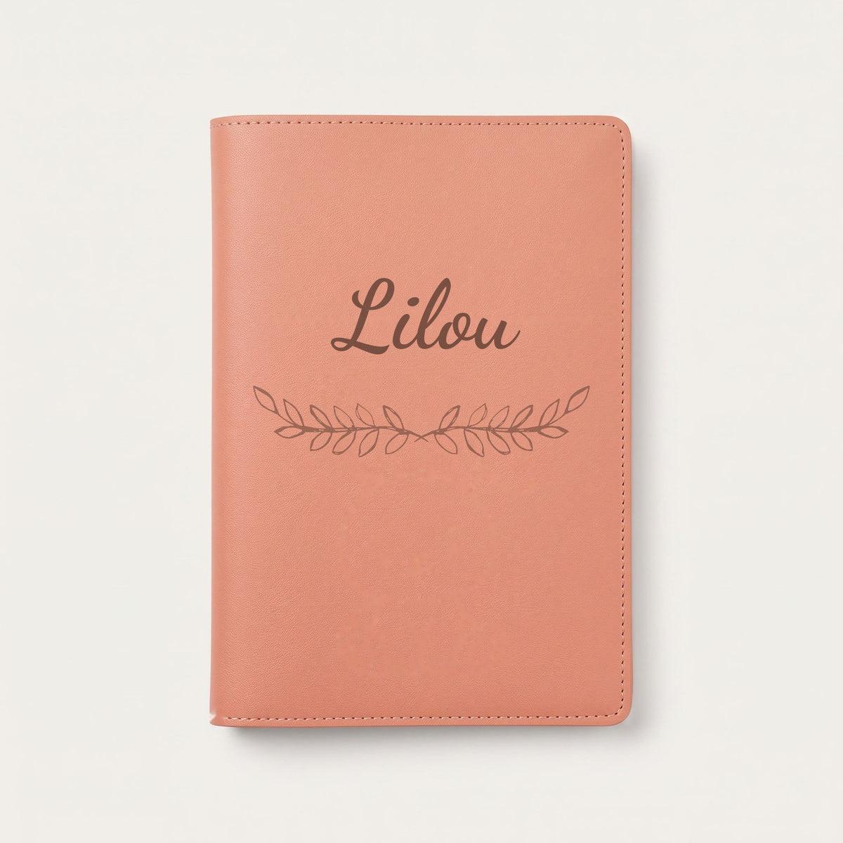 Protège carnet de santé personnalisé Lilou — Terracotta — prénom « Lilou » gravé, ornement Feuillage