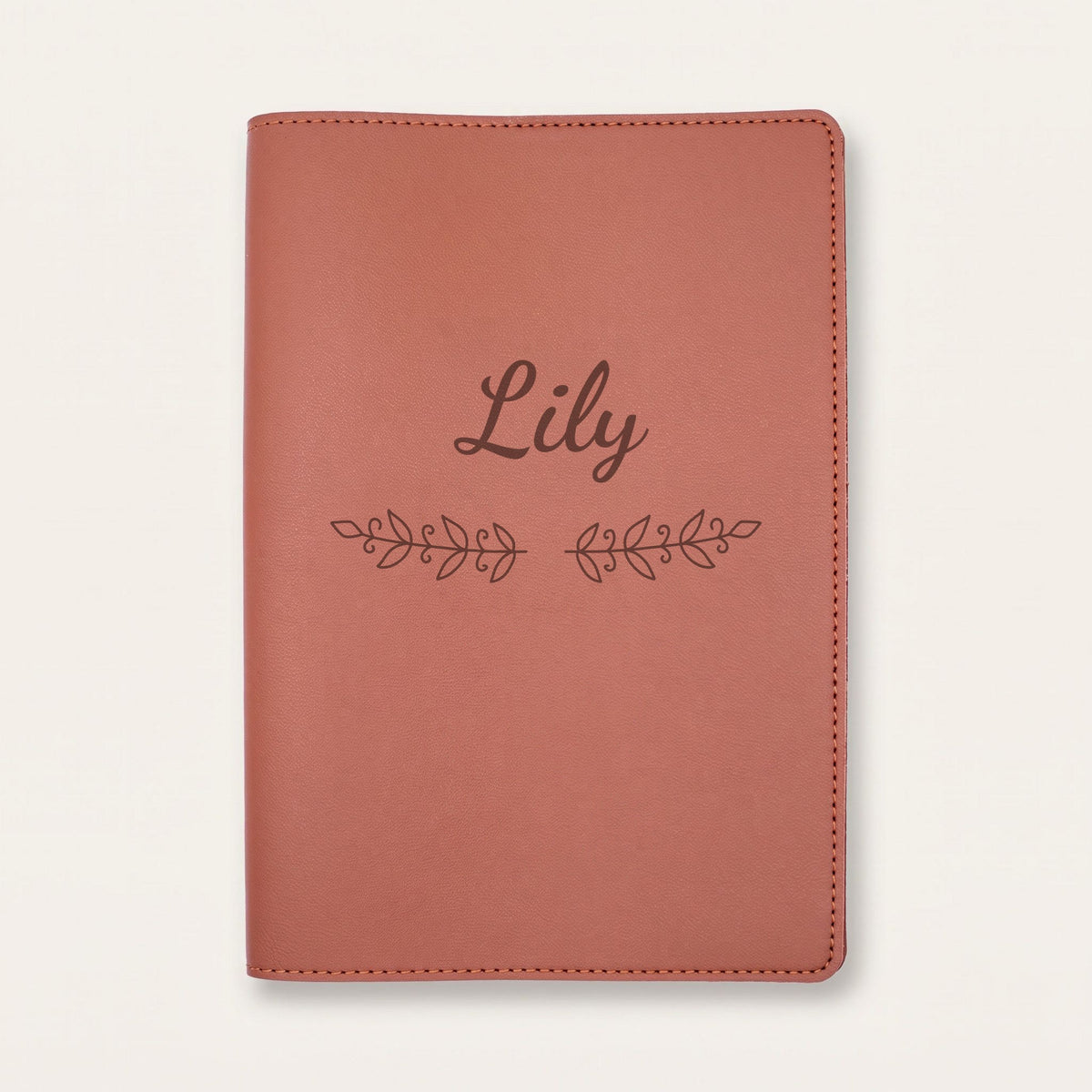 Protège carnet de santé personnalisé Lily — Chocolat — prénom « Lily » gravé, ornement Volutes