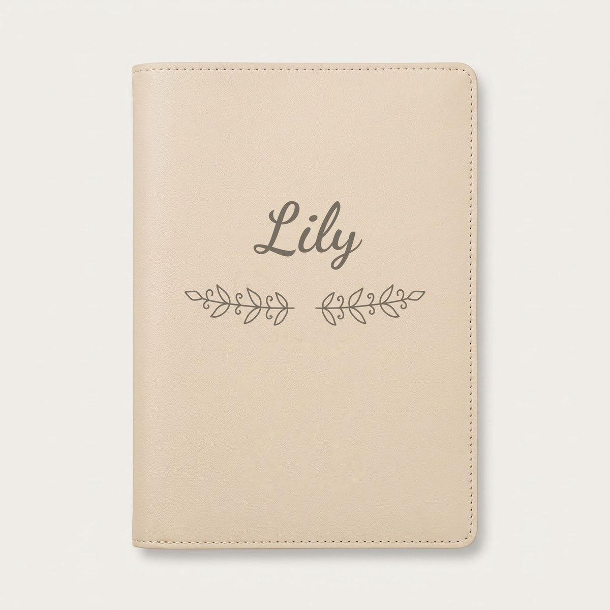 Protège carnet de santé personnalisé Lily — Crème vanille — prénom « Lily » gravé, ornement Volutes