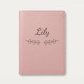 Protège carnet de santé personnalisé Lily — Rose dragée — prénom « Lily » gravé, ornement Volutes