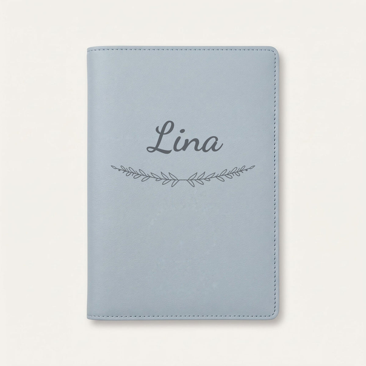 Protège carnet de santé personnalisé Lina — Bleu nuage — prénom « Lina » gravé, ornement Brindilles