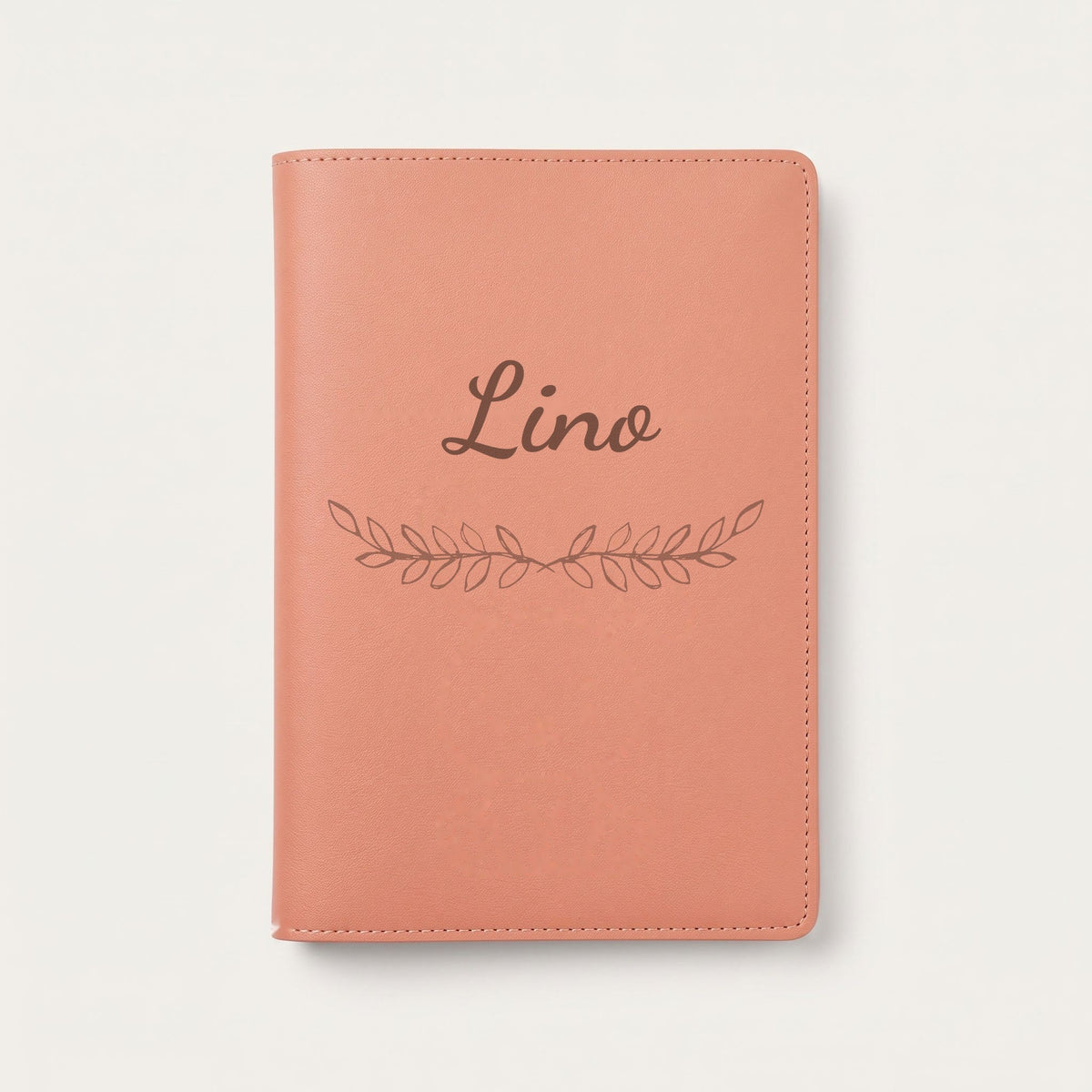 Protège carnet de santé personnalisé Lino — Terracotta — prénom « Lino » gravé, ornement Feuillage