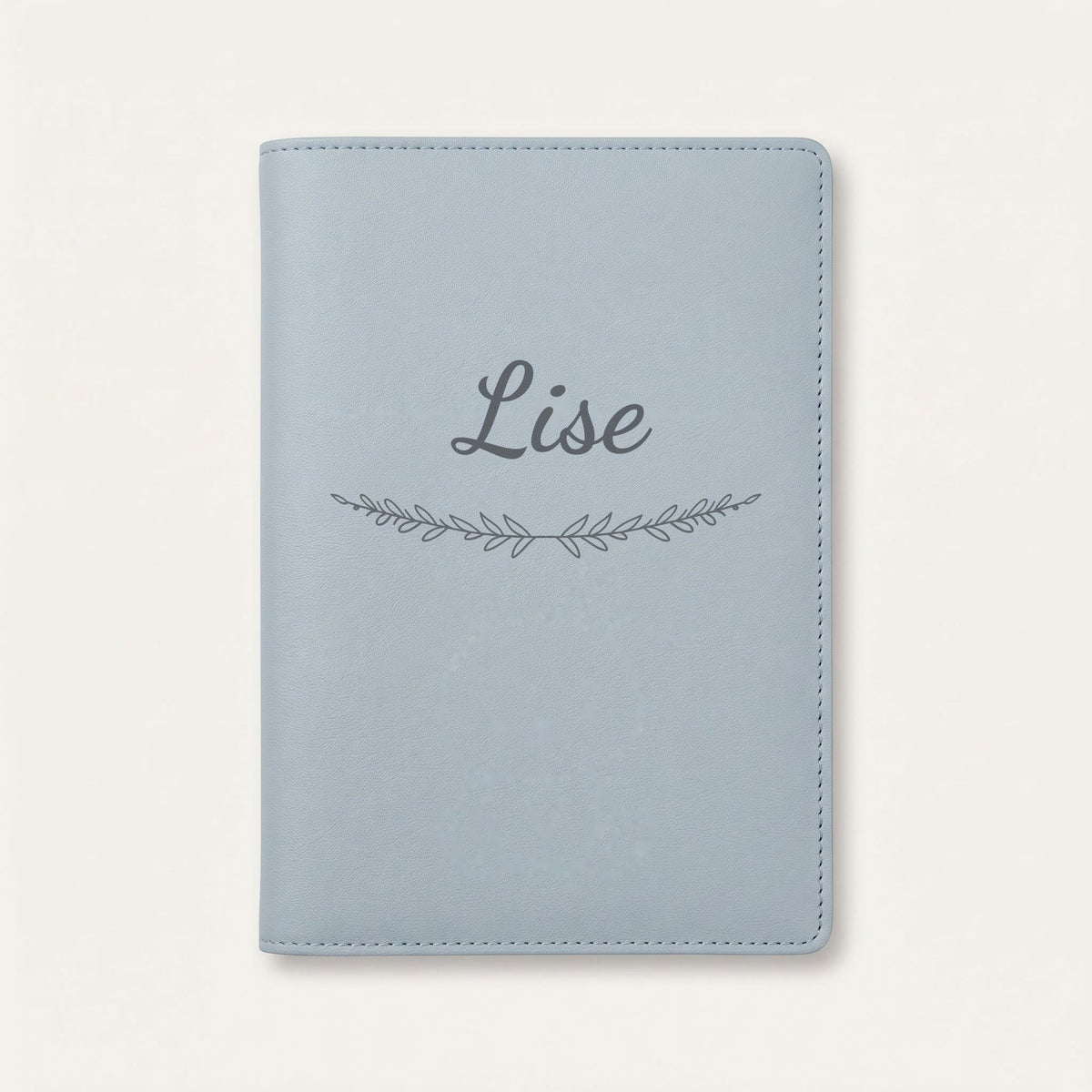 Protège carnet de santé personnalisé Lise — Bleu nuage — prénom « Lise » gravé, ornement Brindilles