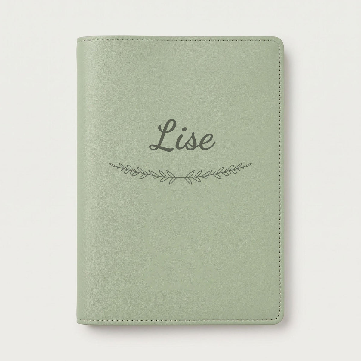 Protège carnet de santé personnalisé Lise — Vert sauge — prénom « Lise » gravé, ornement Brindilles