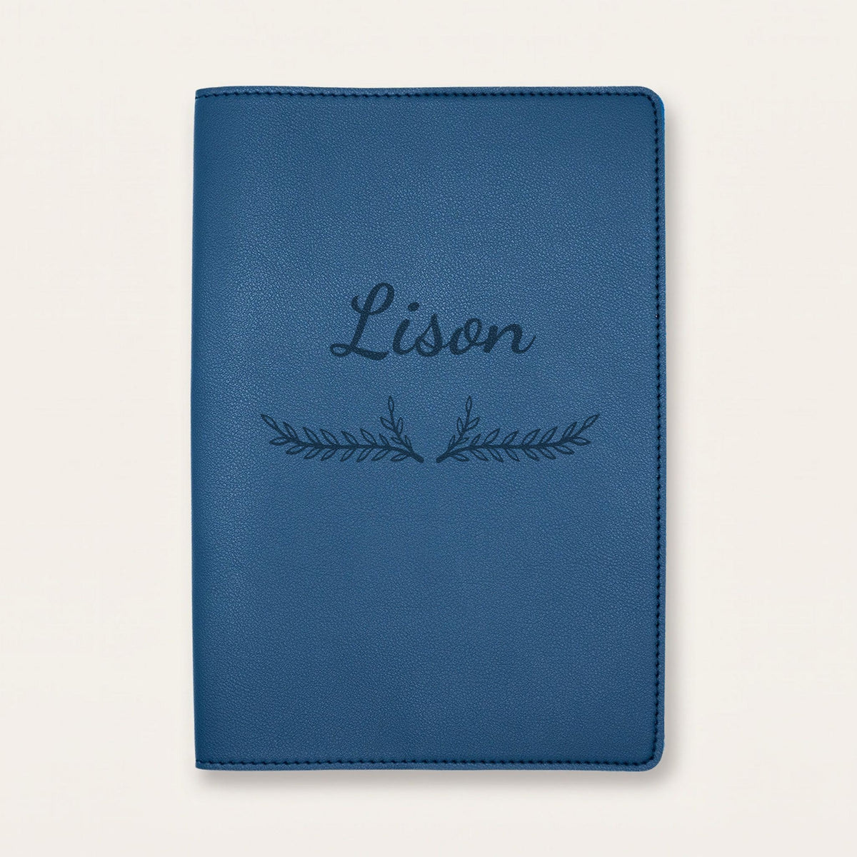 Protège carnet de santé personnalisé Lison — Bleu nuit — prénom « Lison » gravé, ornement Bouquet