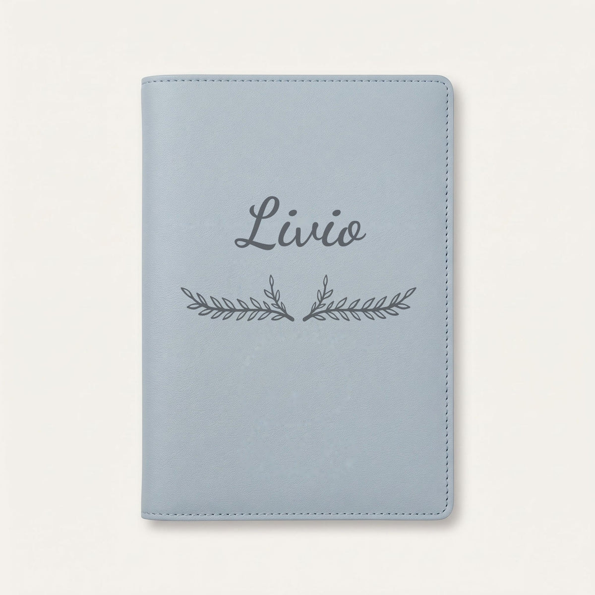 Protège carnet de santé personnalisé Livio — Bleu nuage — prénom « Livio » gravé, ornement Bouquet