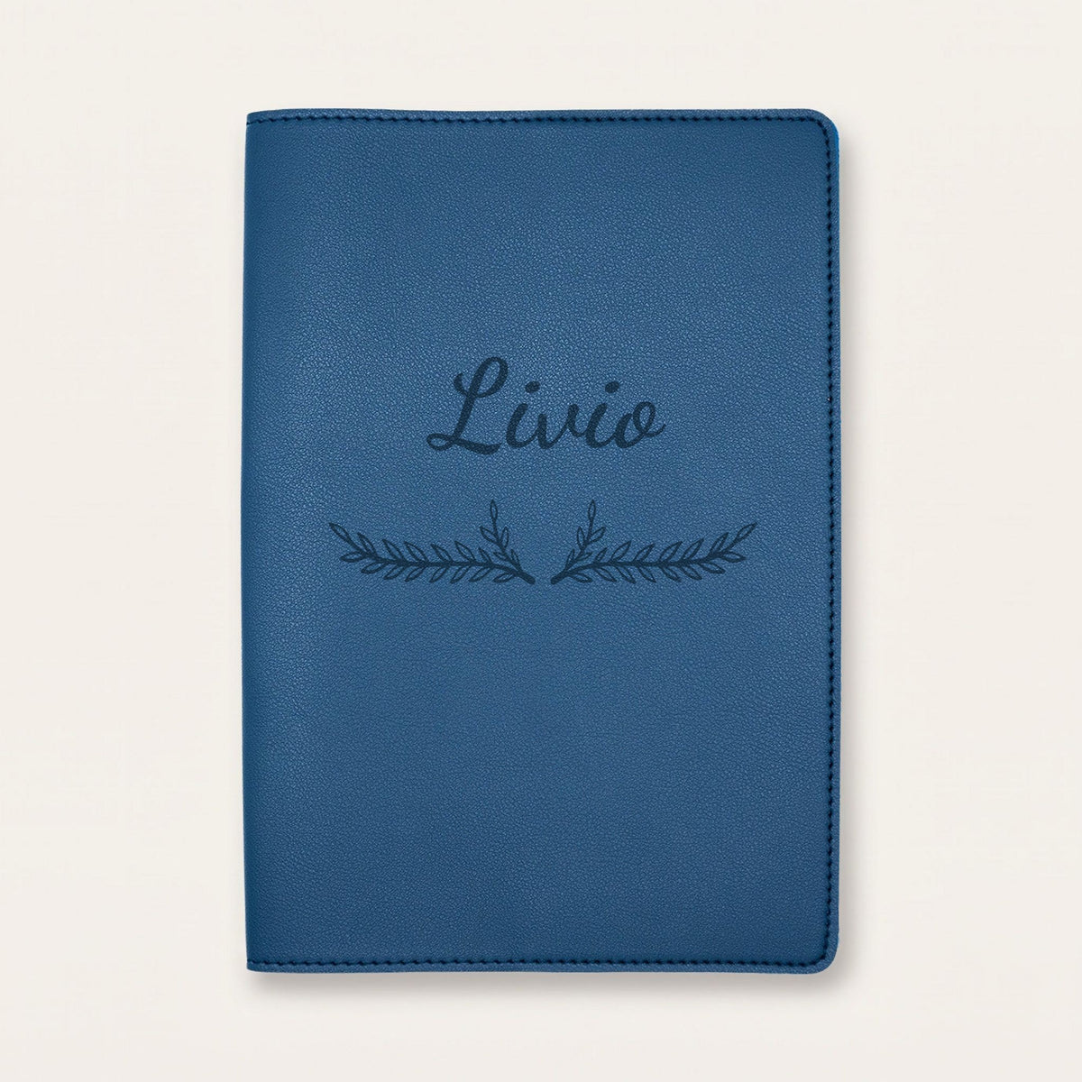 Protège carnet de santé personnalisé Livio — Bleu nuit — prénom « Livio » gravé, ornement Bouquet
