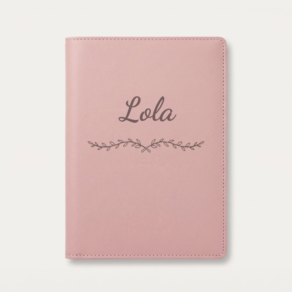 Protège carnet de santé personnalisé Lola — Rose dragée — prénom « Lola » gravé, ornement Liane