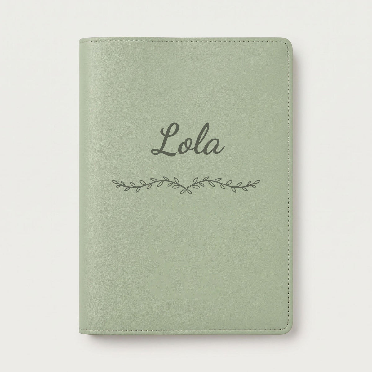 Protège carnet de santé personnalisé Lola — Vert sauge — prénom « Lola » gravé, ornement Liane