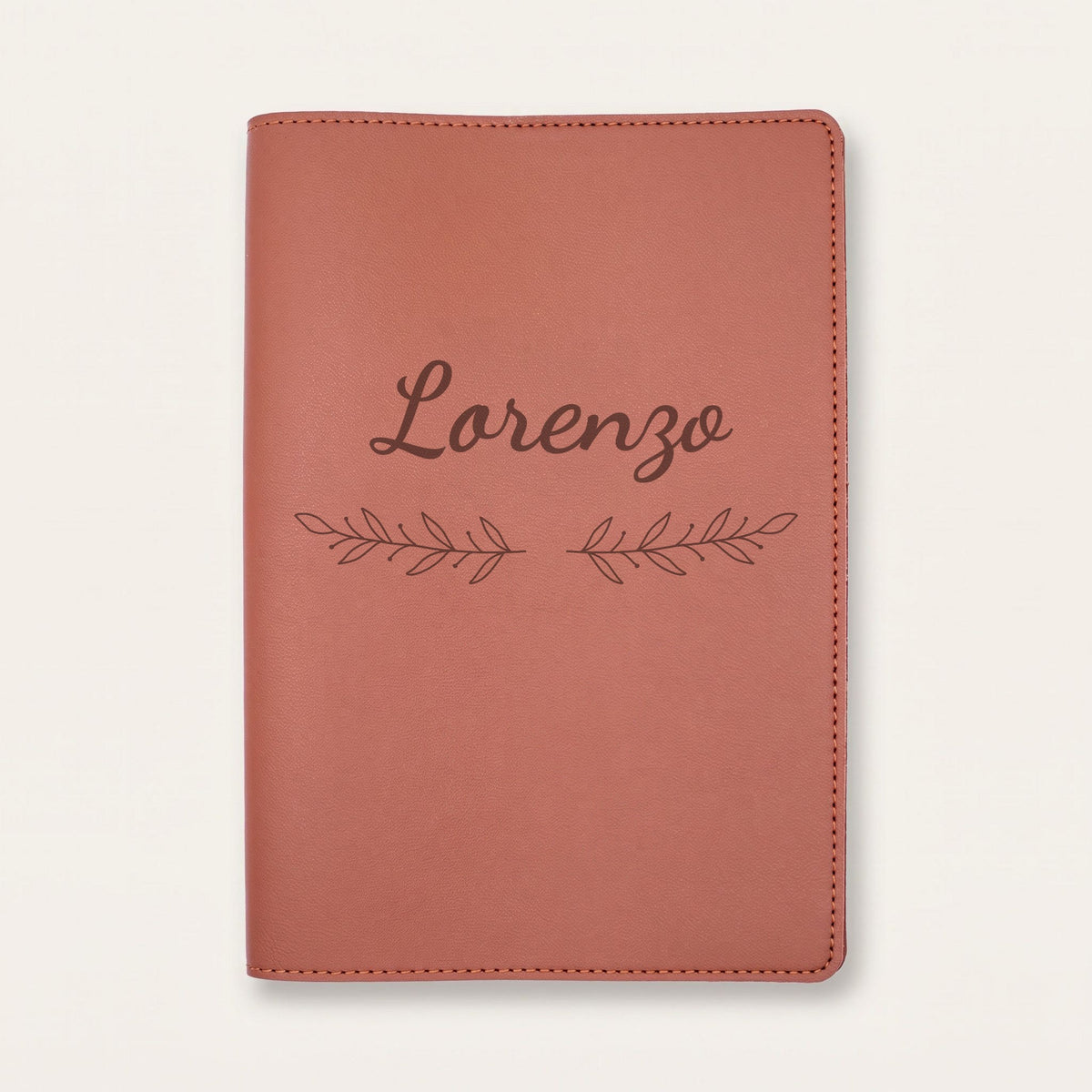 Protège carnet de santé personnalisé Lorenzo — Chocolat — prénom « Lorenzo » gravé, ornement Rameaux