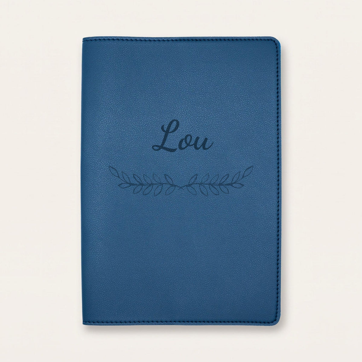 Protège carnet de santé personnalisé Lou — Bleu nuit — prénom « Lou » gravé, ornement Feuillage