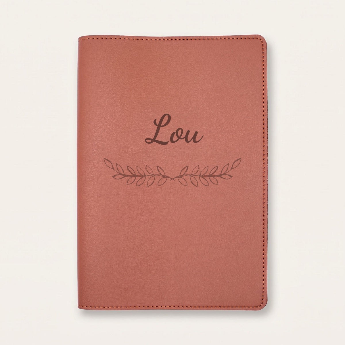 Protège carnet de santé personnalisé Lou — Chocolat — prénom « Lou » gravé, ornement Feuillage