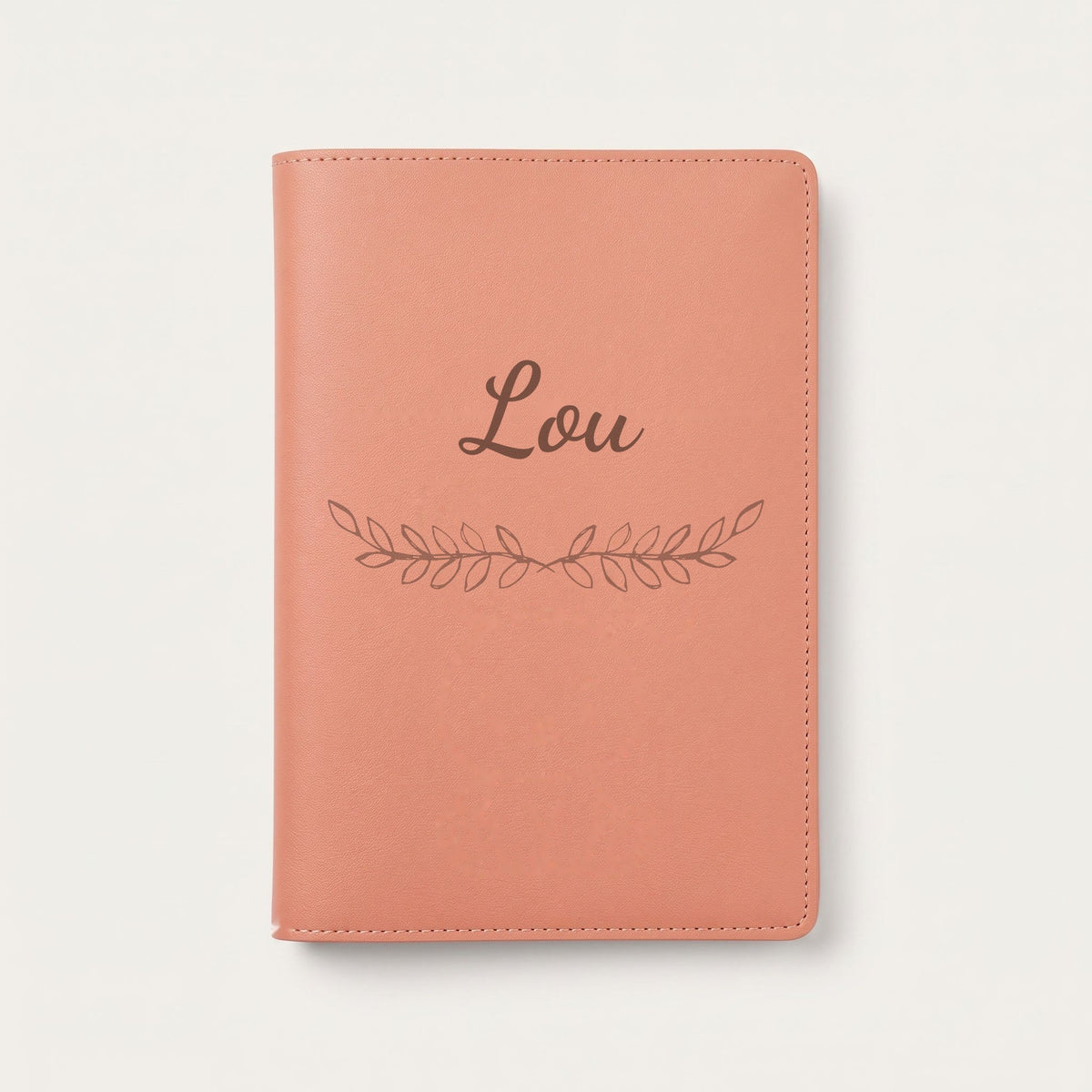 Protège carnet de santé personnalisé Lou — Terracotta — prénom « Lou » gravé, ornement Feuillage