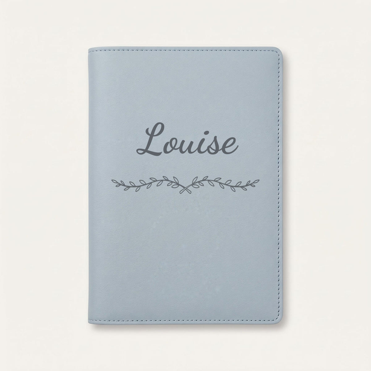 Protège carnet de santé personnalisé Louise — Bleu nuage — prénom « Louise » gravé, ornement Liane