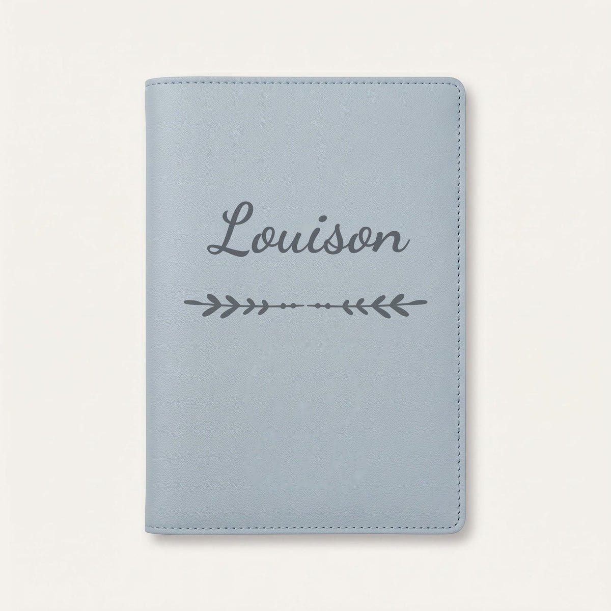 Protège carnet de santé personnalisé Louison — Bleu nuage — prénom « Louison » gravé, ornement Flèche