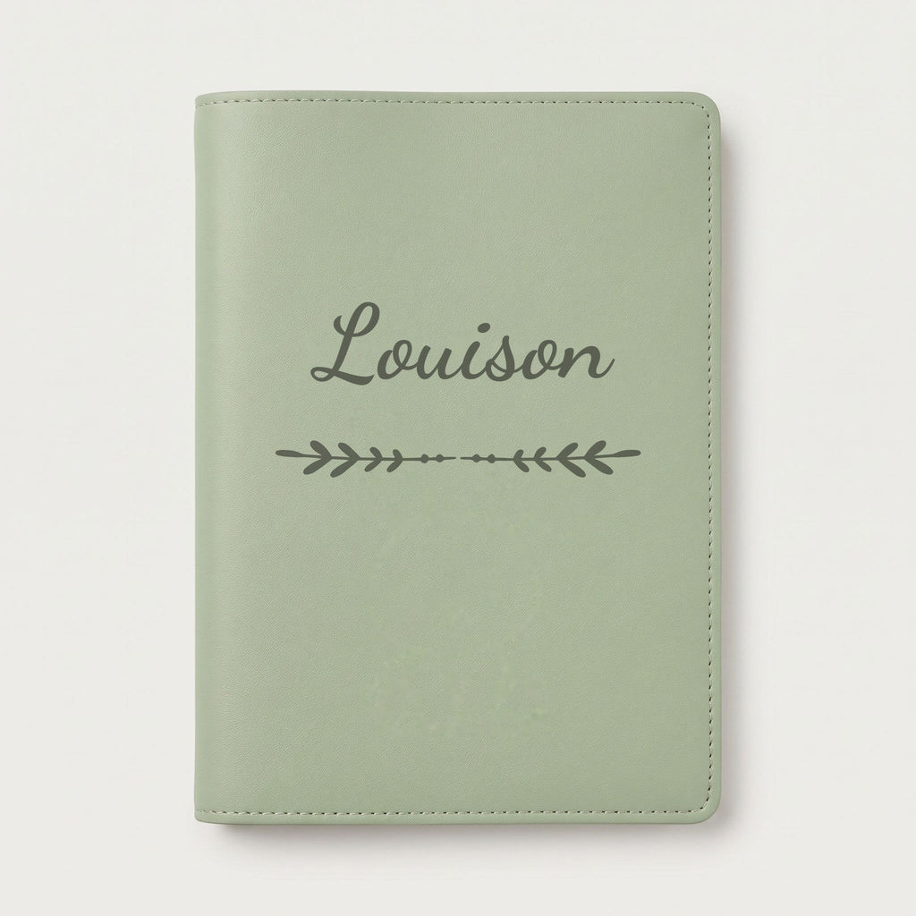 Protège carnet de santé personnalisé Louison — Vert sauge — prénom « Louison » gravé, ornement Flèche