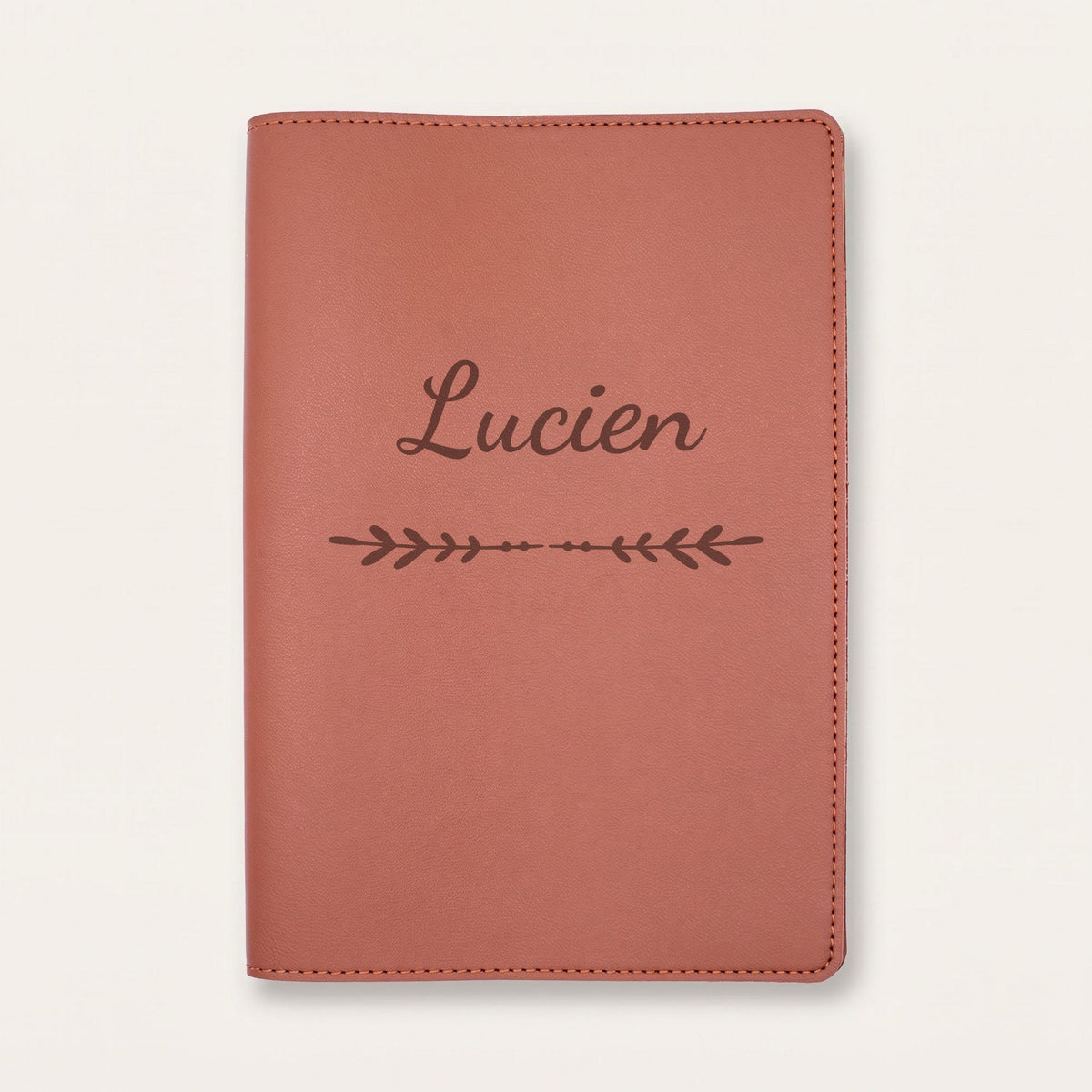 Protège carnet de santé personnalisé Lucien — Chocolat — prénom « Lucien » gravé, ornement Flèche